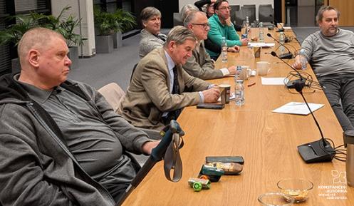 grupa osób przy stole konferencyjnym