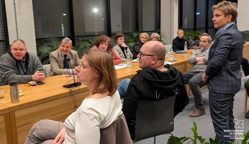 grupa osób przy stole konferencyjnym