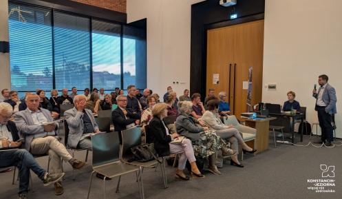 grupa osób na sali konferencyjnej