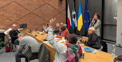 grupa osób przy stole konferencyjnym