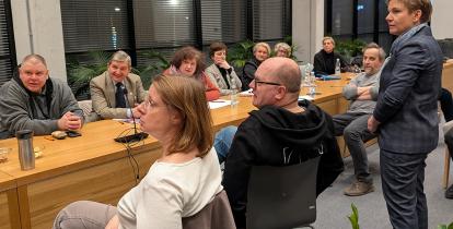grupa osób przy stole konferencyjnym