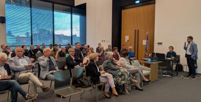 grupa osób podczas konsultacji